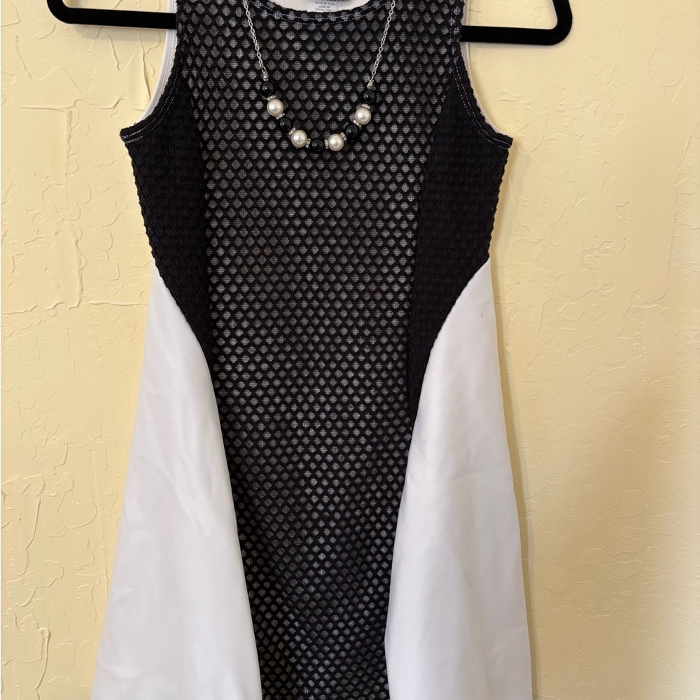 Elegant Black and White Sleeveless Dress